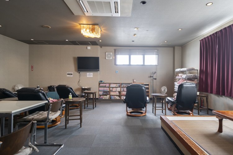 くつろぎの休憩室。遮光カーテンとダウンライトのおかげで、リクライニングチェアではゆっくり快眠できる（布団も敷けるよ！）。