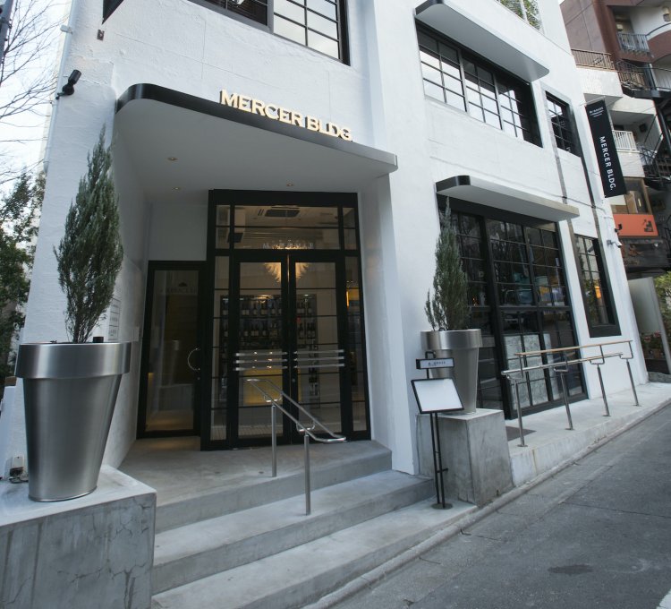 外観はモノトーンで統一されたおしゃれなビル。1、2階はレストラン、3階は貸切フロアとなっている（写真提供＝MERCER BRUNCH EBISU）。