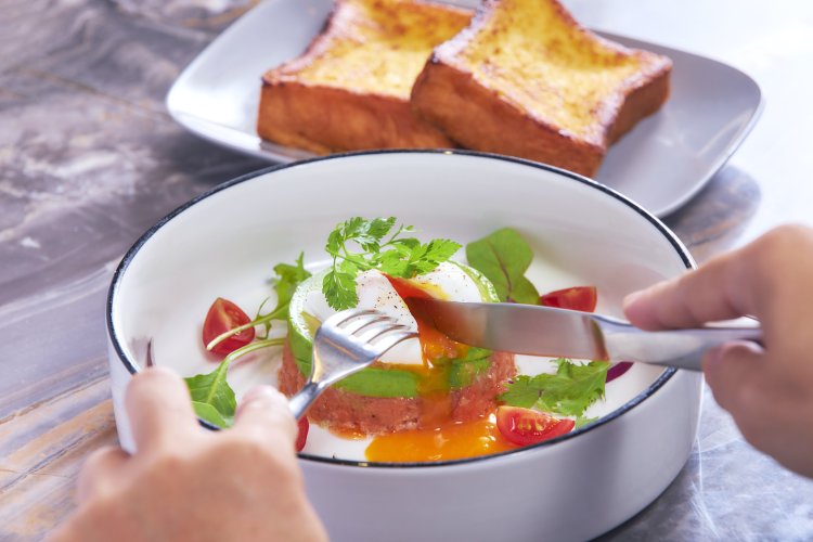 Brioche French Toast Brunchのサーモンのタルタルとアボカドとポーチドエッグ ディルソース2200円（写真提供＝MERCER BRUNCH EBISU）。