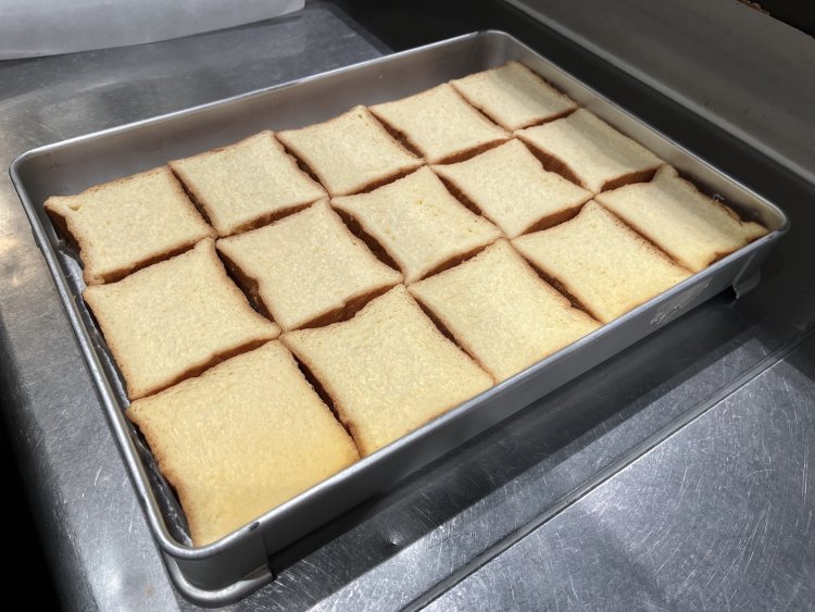 バットにひたひたになっていた卵液が、ブリオッシュの隅々まで染み渡っている。