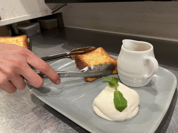 オーブンで焼き上がったフレンチトーストはややふっくらと大きくなっている。