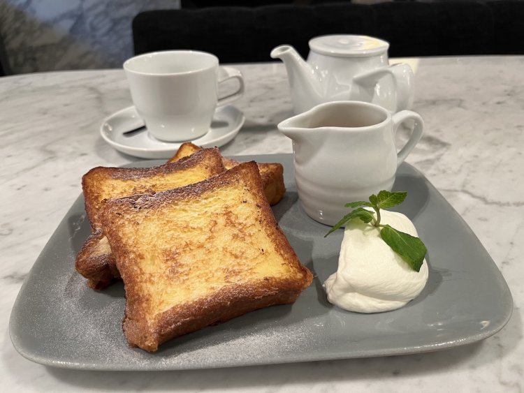 粉糖でナチュラルメイクを施したブリオッシュフレンチトーストさんがついに客席デビュー。