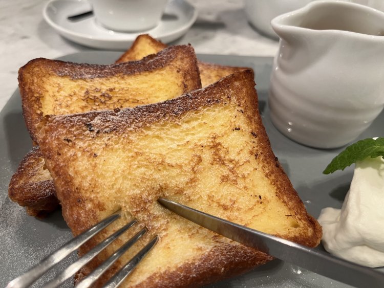 弾力があり、軽くナイフを当てただけでは切れない。