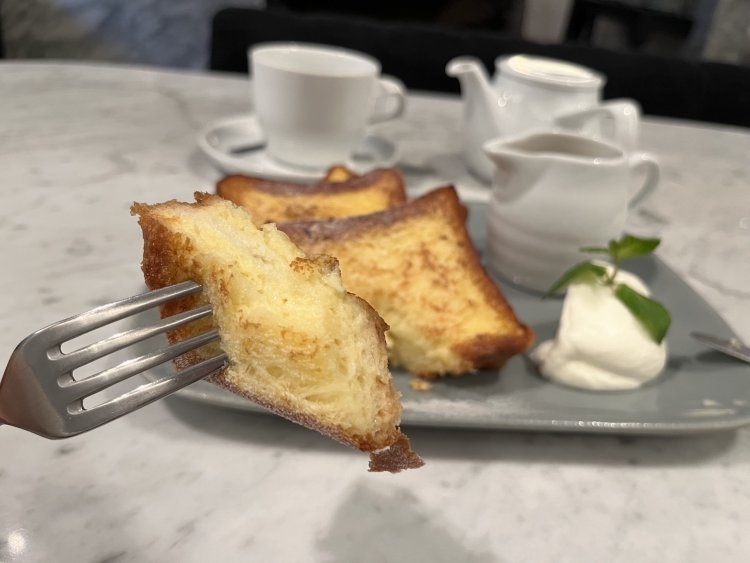 ブリオッシュの隅々にまで卵液が染み込んでいる。