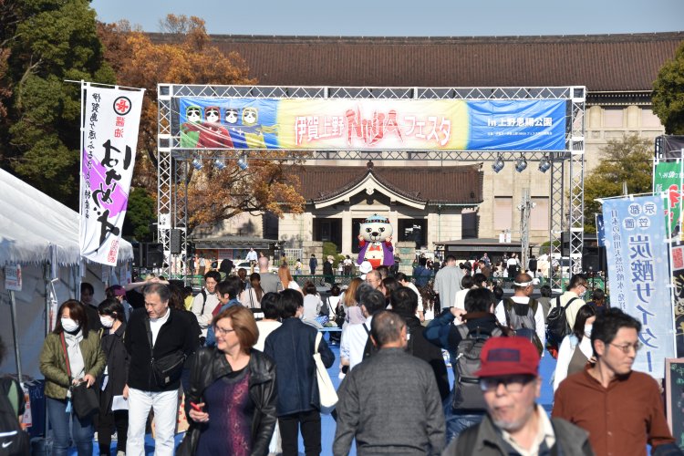 ブースには伊賀市阿山産の古代黒米「忍米」や『西ざわ笑店』の「伊賀牛コンビーフ」、伊賀米を用いた「若戎酒造」の日本酒など特産品がずらり。