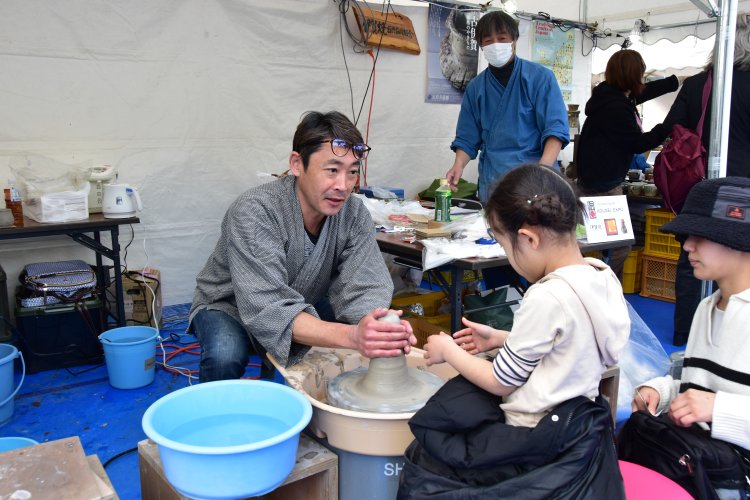電動ロクロによる伊賀焼の作陶体験もできる。
