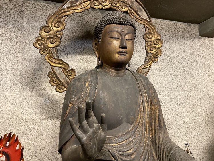 佐賀県東妙寺の釈迦如来像は伝・運慶作。