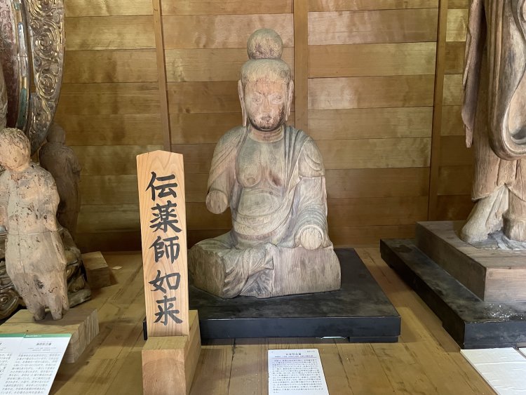 福岡県浮嶽神社の伝薬師如来像。