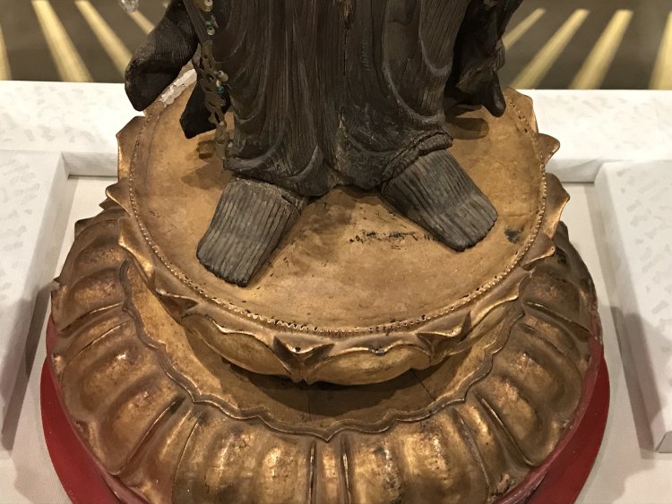 ノミの跡が残る滋賀県「松尾寺」の十一面観音像の足。