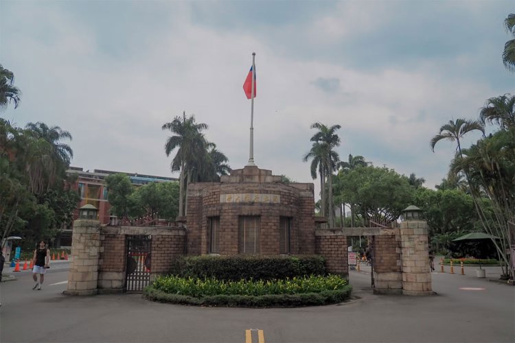 台湾大学は本当にどこを見ても写真映えする建物ばかり。お天気がどんよりなのが少し残念……。