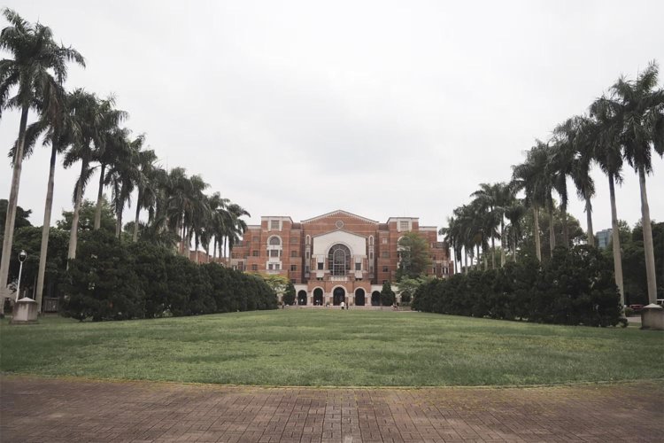 図書館を正面から収められました。