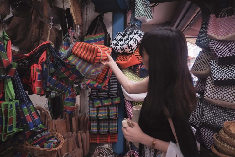 所狭しと鞄が。選びきれない……！