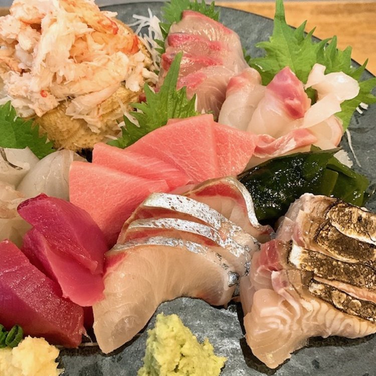 お得なお刺身盛り合わせ 1人前1500円～（写真は4人前）は宴会にぴったり！（写真＝店舗提供）。