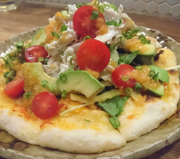 ボリューム満点なのにヘルシーなサラダピザ2000円（写真＝店舗提供）。