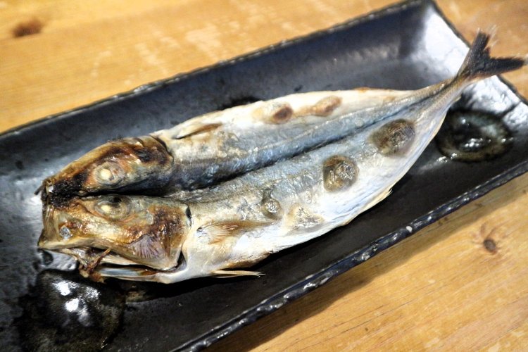 香ばしく焼き上げた、青むろのくさや1300円は店のイチオシ。