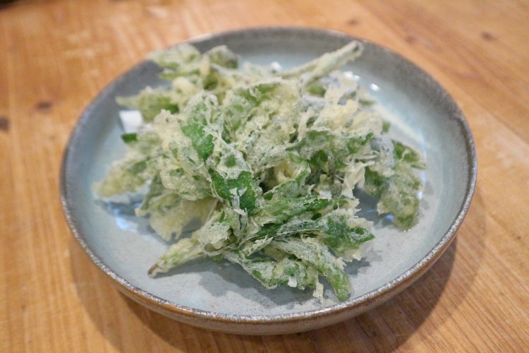 明日葉の天婦羅1000円は2～4人前。一皿を仲間とシェアするのもよし。