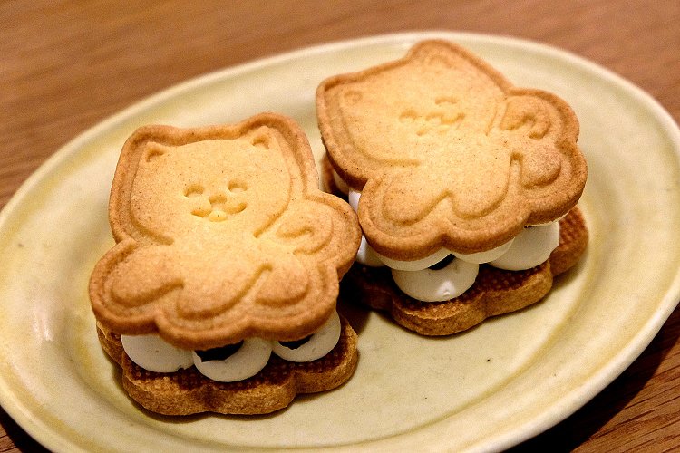 JR東日本秋田支社とのコラボ、オリジナルデザインの秋田犬クッキーを使ったレーズンバターサンド。数量限定なので、出会えたらラッキーかも？