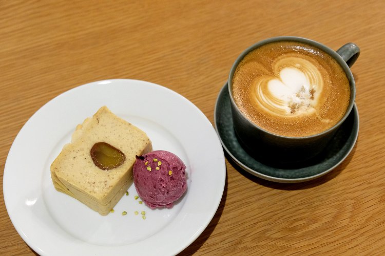 栗のチーズテリーヌぶどうソルベ添え550円と、栗ラテ550円。どちらも季節限定メニュー。
