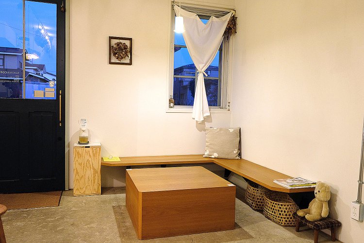 こぢんまりとした空間はどこかほっとする雰囲気。子供連れももちろんOK。