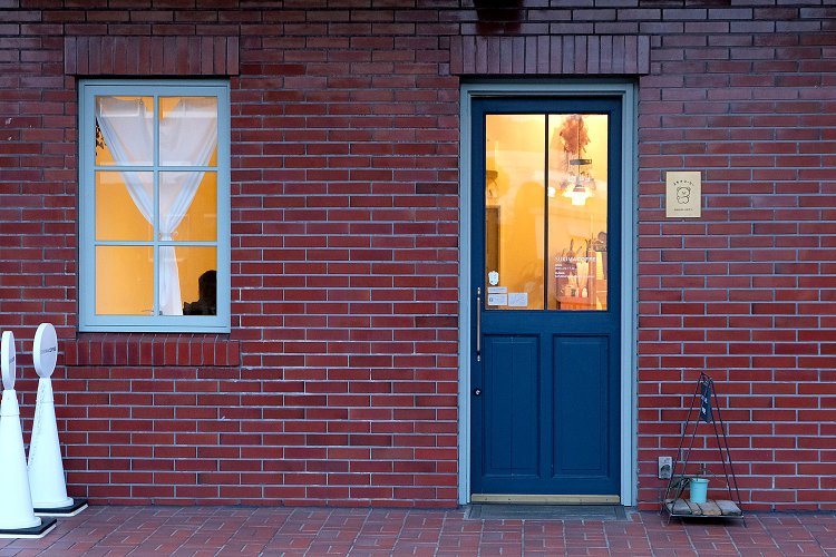 ドア横の表札など、いたるところにオリジナルキャラクターのスキマくまがチラリ。