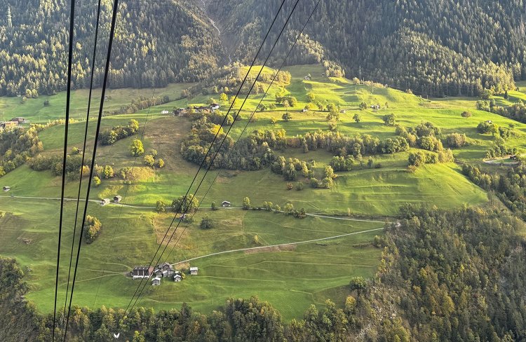 谷底からロープウェイで上っていく。