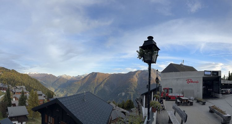 ベットマーアルプ駅。背後にヴァレーアルプスが迫る。