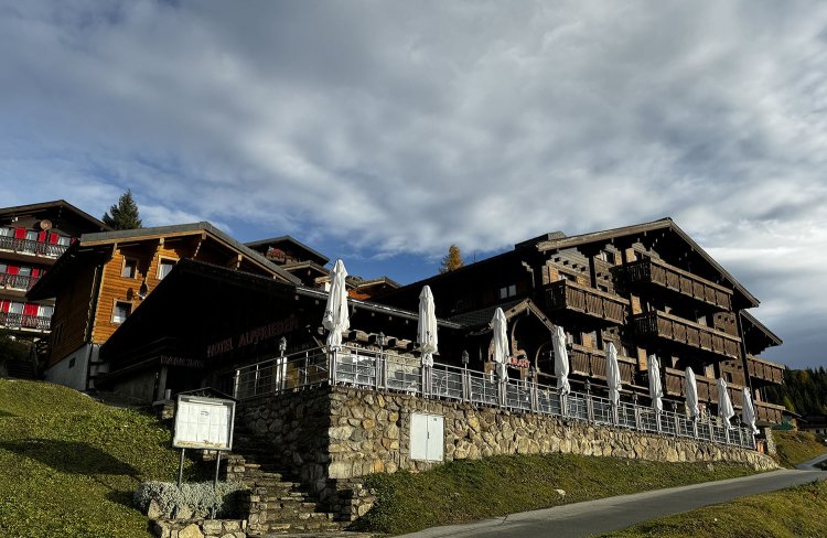 小さな村の奥のほうに立つ。