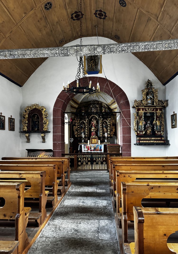 内部や祭壇もこぢんまりとシンプルで落ち着く。