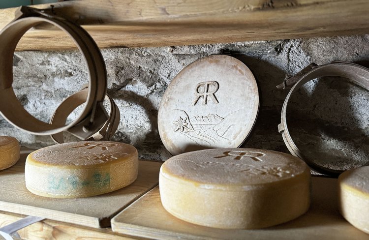 ロベルタさんのチーズの型は、アレッチ氷河とエーデルワイスが描かれている。