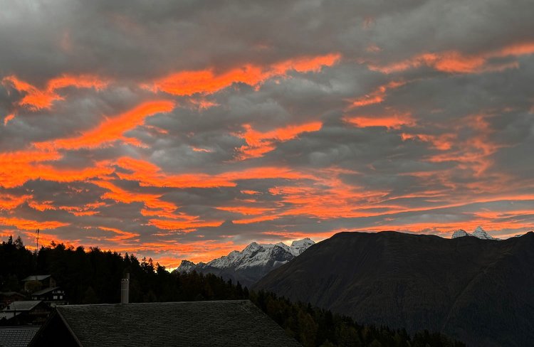 別の日は、ちょっと怖いような朝焼けだった。