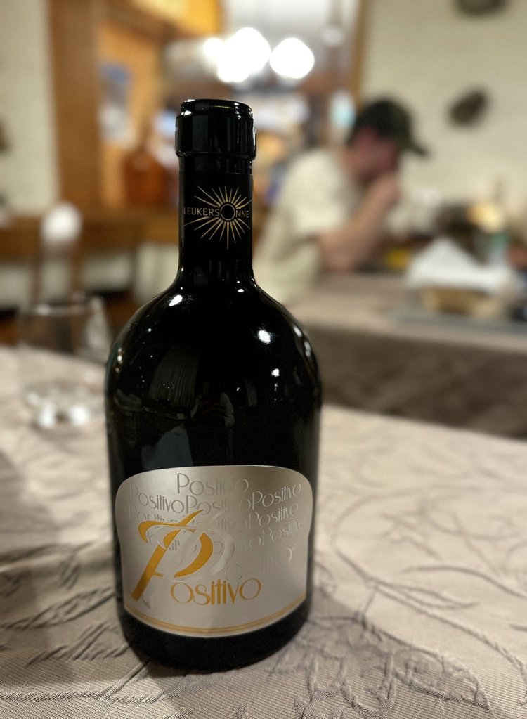 ワインはヴァレー州のワイナリー「ロイカーゾンネ 」の赤、メルローとガマレのアッサンブラージュ（ブレンド）「POSITIVO」をセレクト。