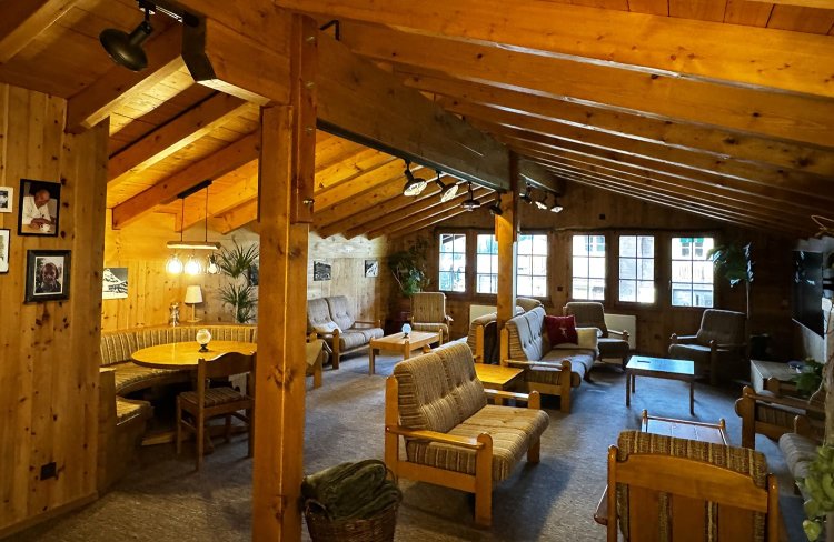 談話ルーム。読書に耽っている人もいた。