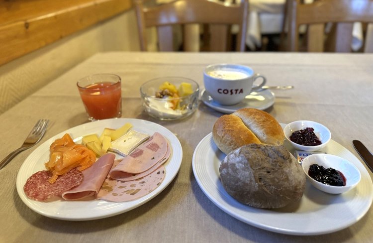 朝食はビュッフェ。ヴァレーのチーズやフルーツのジャムが充実。