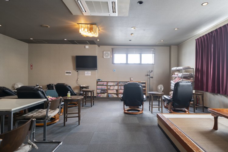 くつろぎの休憩室。遮光カーテンとダウンライトのおかげで、リクライニングチェアではゆっくり快眠できる。