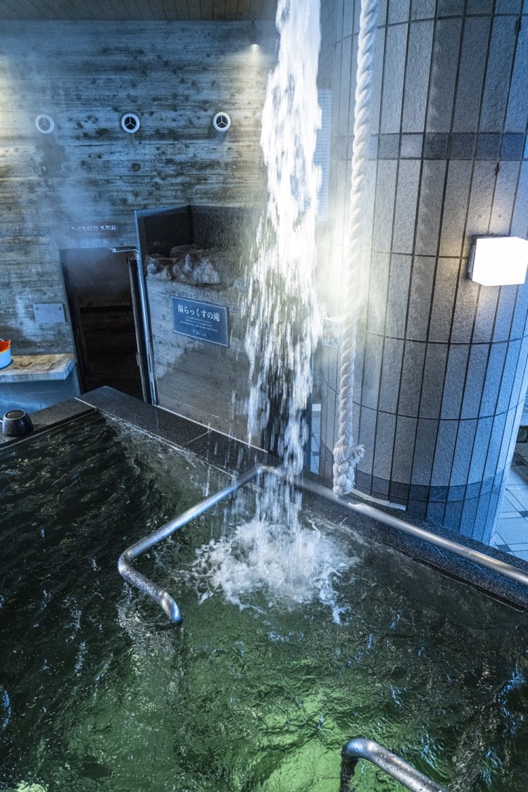 水風呂は、壁のマッドマックスボタンを押すと水がドバドバ落ちてくる。