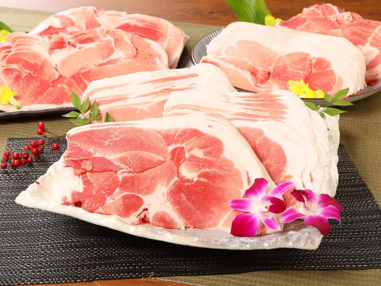 木城町の豚は宮崎県木城町川原の約1万平方メートルの森に、たった30頭の豚が自由に動き回る。豊かな自然のなかで農畜産物が育まれている。