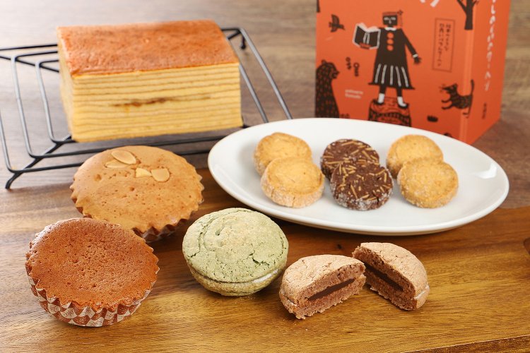 現地で人気の『パティスリーコマド』のお菓子などを販売。