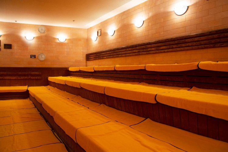 男性用サウナ室は、高出力ガスヒーターとストーンヒーターを併用して室温97度を保つ。