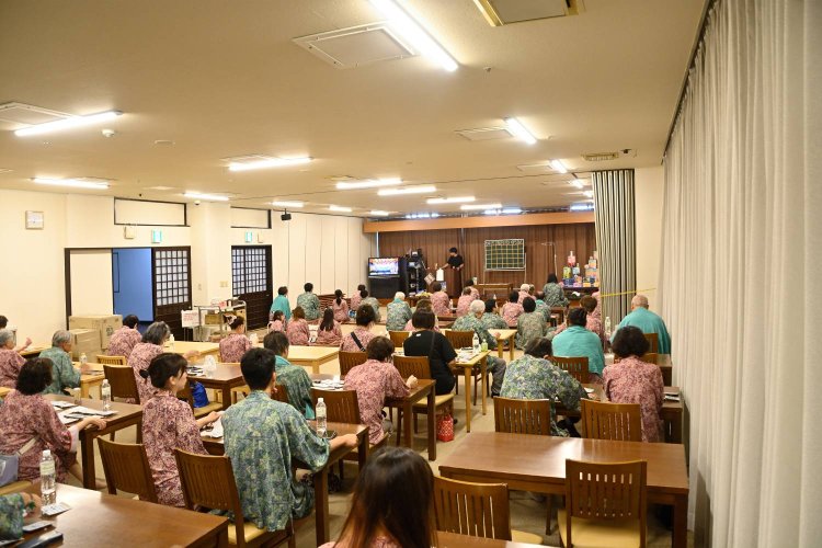 入館無料券や食事券が当たる100円ビンゴ大会は、木曜以外に開催。