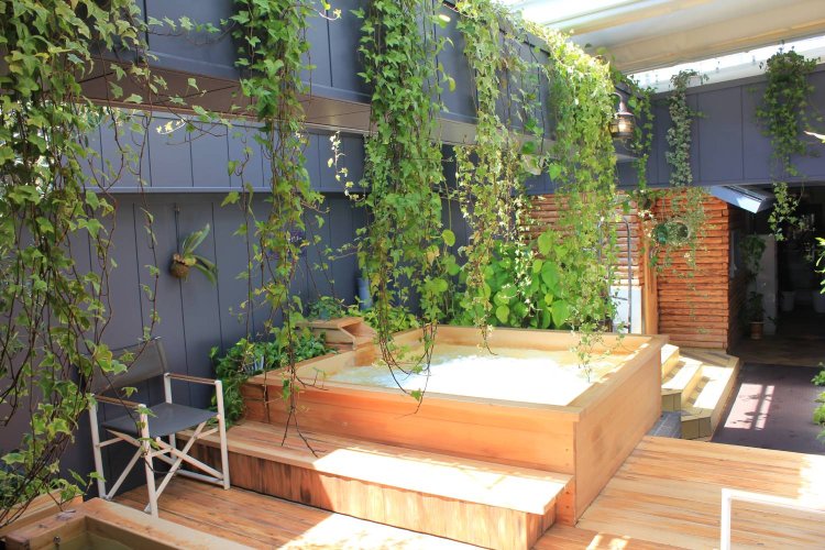 3階のフィンランド式サウナと露天風呂。