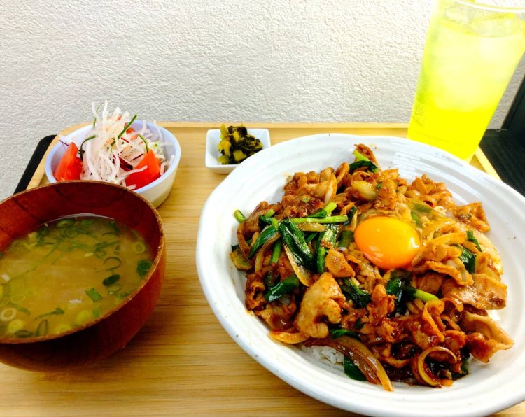 関西サウナの定番ドリンク・アクリが付く「スタミナ丼セット」1200円。