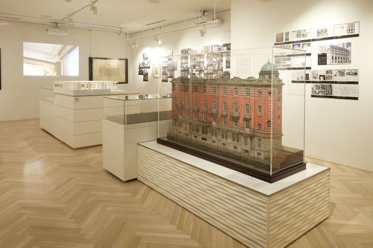 2020～21年に開催された「装飾をひもとく」展での展示の様子。