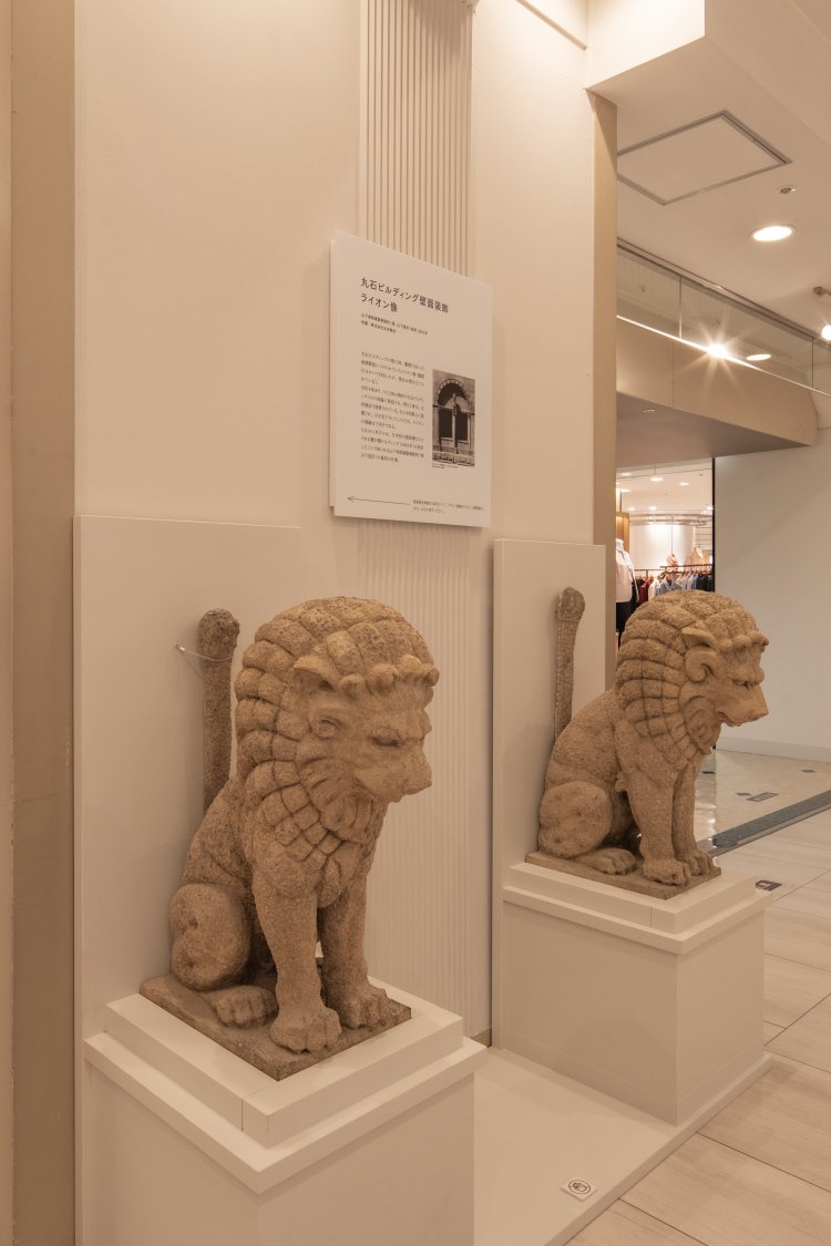 『丸石ビルディング』のエントランスのライオン像。撮影＝早川記録。