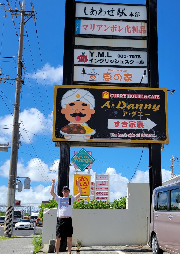 いらすとやのお陰でカレー店だと分かる。