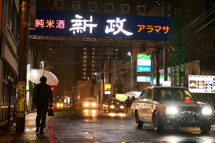 煌（きら）めくネオン街の中でお気に入りの店を見つけるのに、スタンプラリーはうってつけだ。