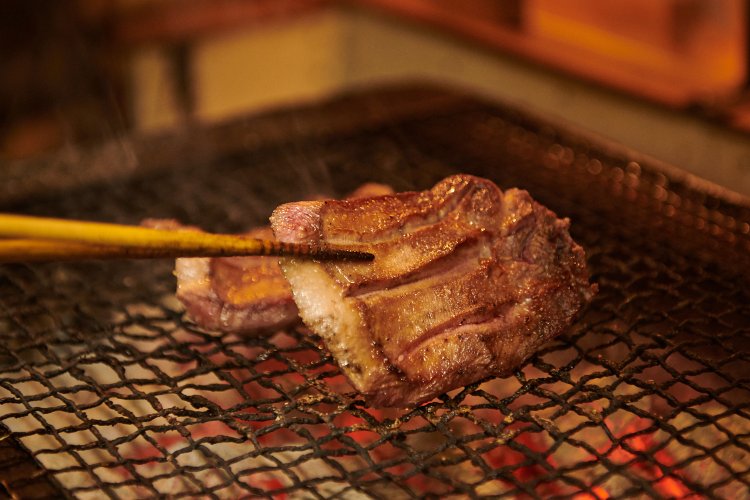 ジュウッと焼ける音、火が通るほどに滴る脂。炭火ならではの香ばしさがたまらない。