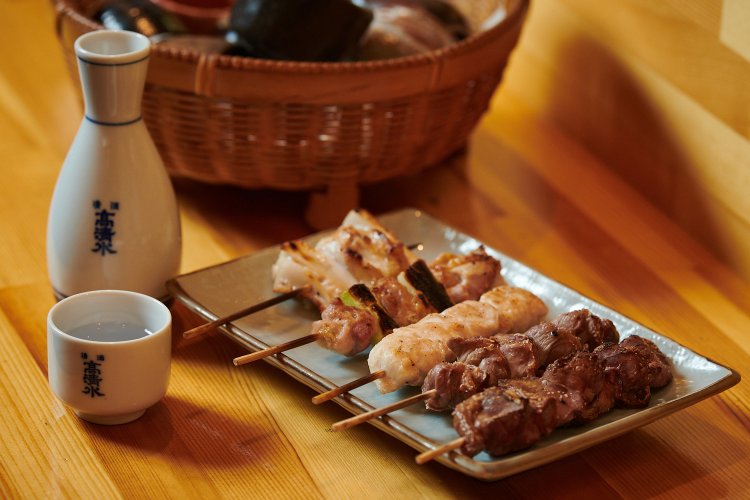 串焼きは手前から、レバー200円、すなぎも串200円、鶏ささみ串200円、ねぎま串200円、やげんなんこつ串200円。