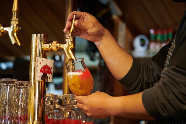 店内に並ぶタップから、醸造所でつくられた生ビールが注がれる。