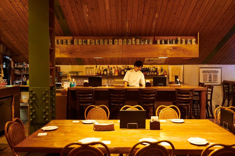 木をふんだんに使った店内は、ヨーロッパのバルのような雰囲気だ。