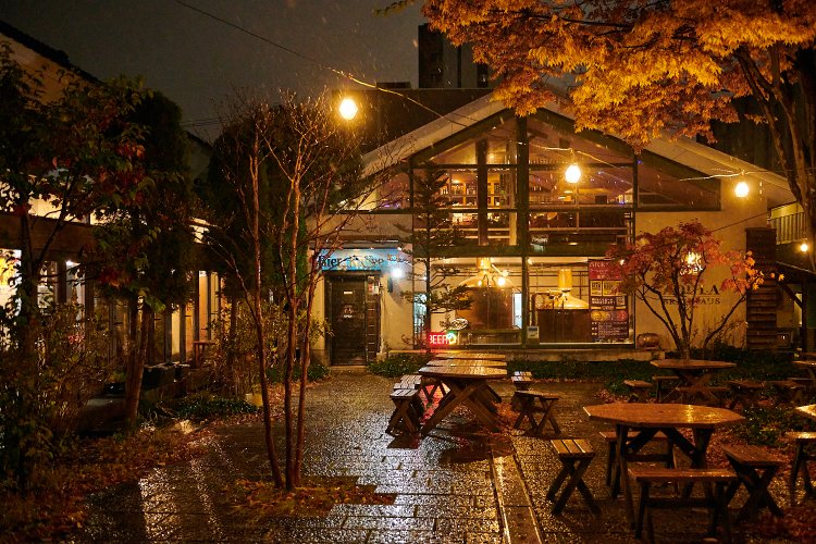 気候の良い時期には、ビアガーデンも楽しめる。